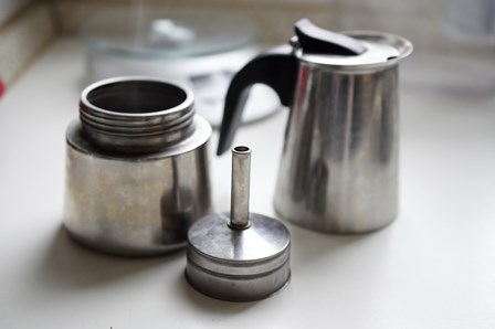 Kawiarka w częściach: dolny zbiornik na wodę, sitko na kawę i górny zbiornik na gotową kawę.